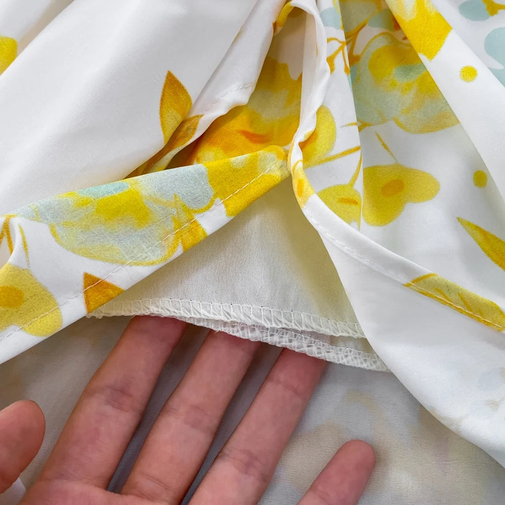 Robe longue asymétrique à fleurs jaunes – élégance ensoleillée