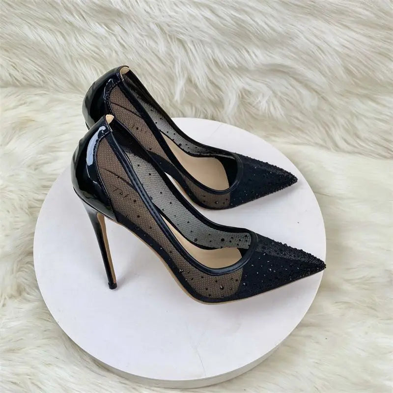 Escarpins noirs à talons aiguilles avec détails en tulle