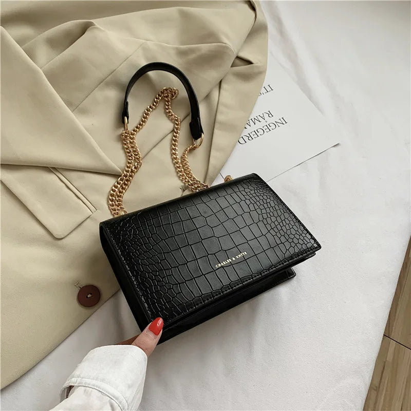 Sac bandoulière effet croco avec chaîne dorée