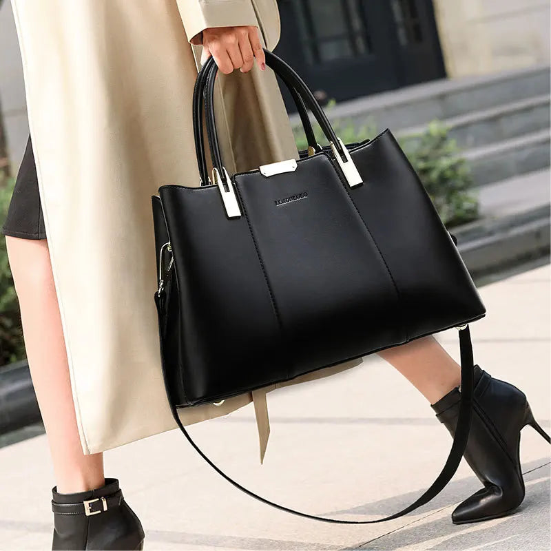 Sac à main noir élégant avec détails strass