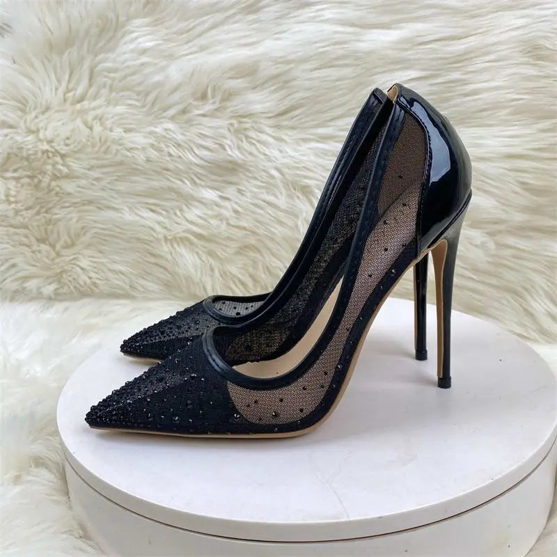 Escarpins noirs à talons aiguilles avec détails en tulle