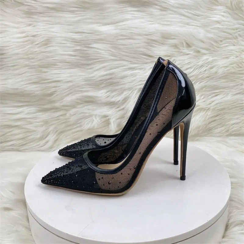 Escarpins noirs à talons aiguilles avec détails en tulle